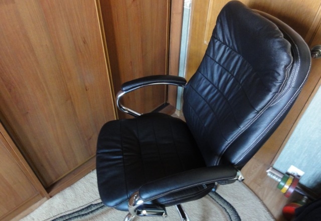  новое кожаное кресло бюрократ T-9950axsn