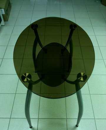 Стеклянный столик овальный с полкой 