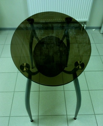 Стеклянный столик овальный с полкой 