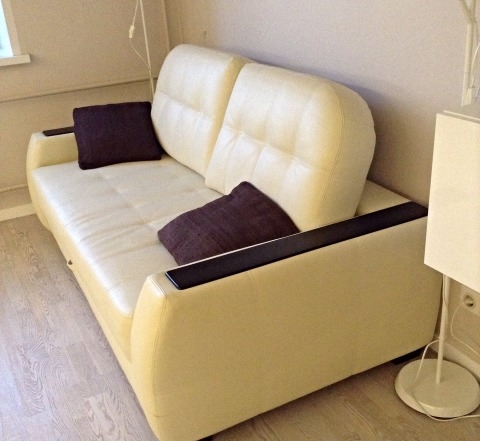 Элегантный диван-кровать из экокожи молочного цвет