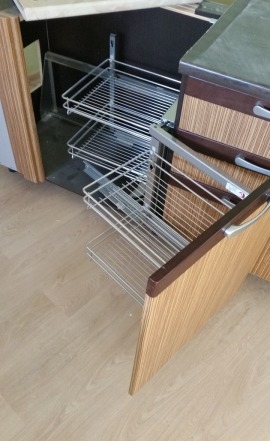 Выдвижная система полок в угловой шкаф кухни