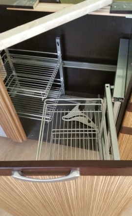Выдвижная система полок в угловой шкаф кухни