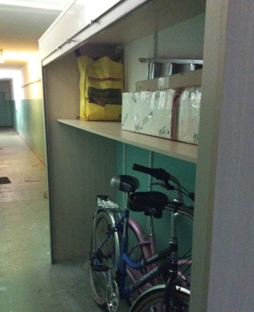 Шкаф с рольставнями в коридор/гараж