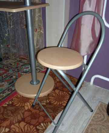Стол с барной стойкой и двумя барными стульями