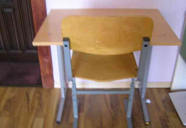 Письменный стол и стул для школьника