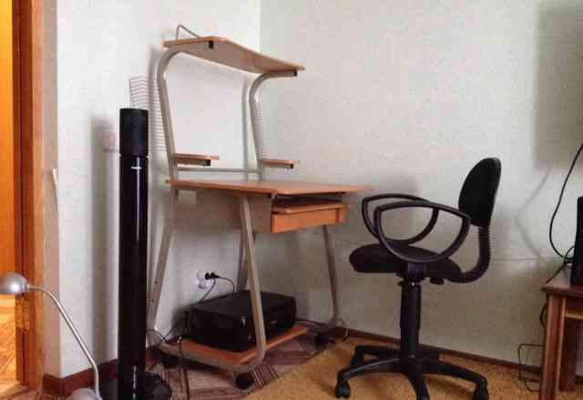  компьютерный стол и кресло
