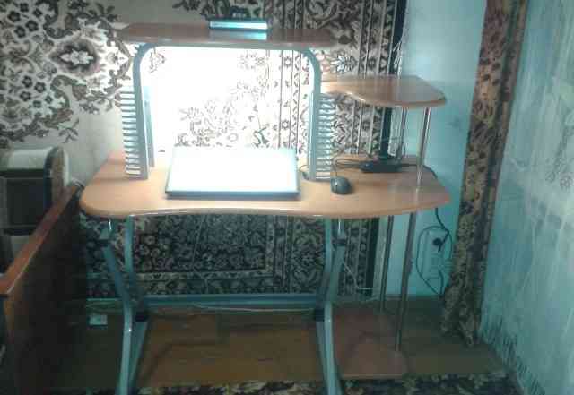 Удобный компьютерный стол с подсветкой
