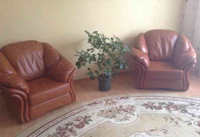  кожаный диван и два кресла