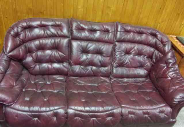 Трехместный кожаный диван + 2 кресла б/у