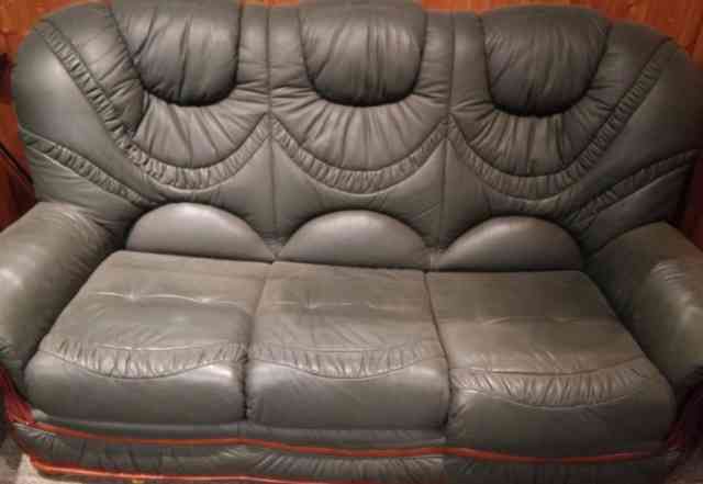 Трехместный кожаный диван-кровать + 2 кресла