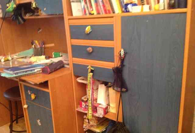Детская стенка с партой и шкафами