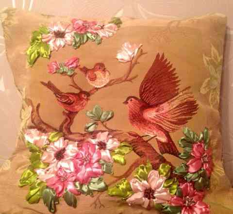 Гобеленовая подушка с вышивкой "Яблоневый цвет"
