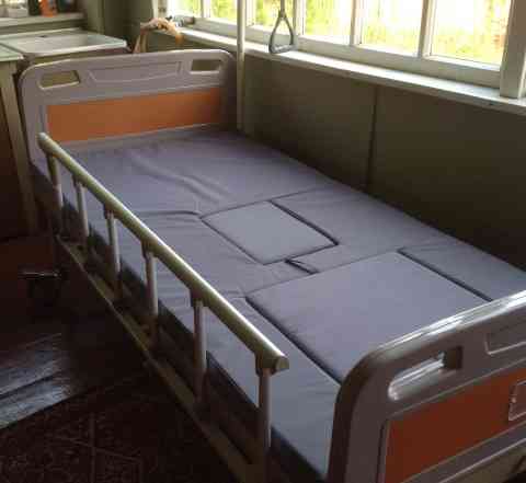Медицинская кровать с подъемным механизмом