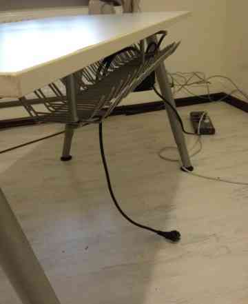 Компьютерный стол с полкой для кабеля Икея