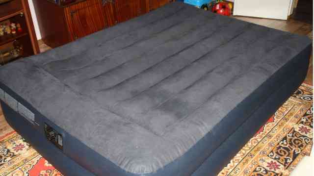 Надувная кровать двуспальная с встроенным насосом