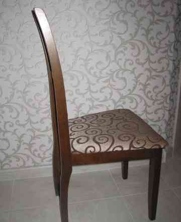 Обеденный стол в комплекте с 4-мя стульями