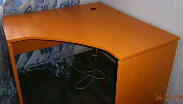 Угловой компьютерный стол в отличном состоянии
