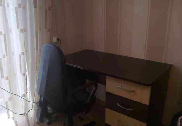 Письменный стол и офисное кресло