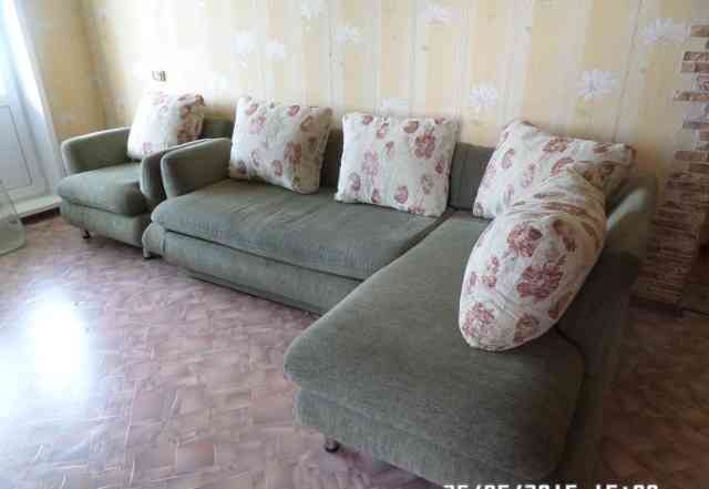 Угловой диван + кресло + подушки