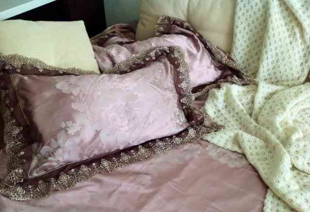 Шелковое постельное белье с кружевом