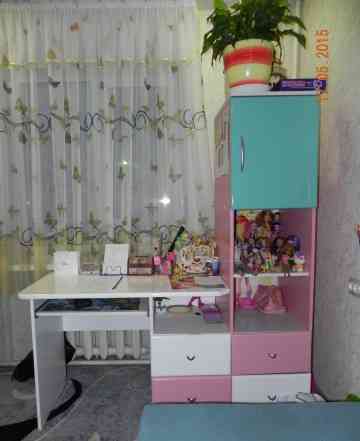 Шкаф для одежды и стол с пеналом для девочки