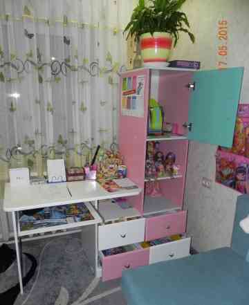 Шкаф для одежды и стол с пеналом для девочки
