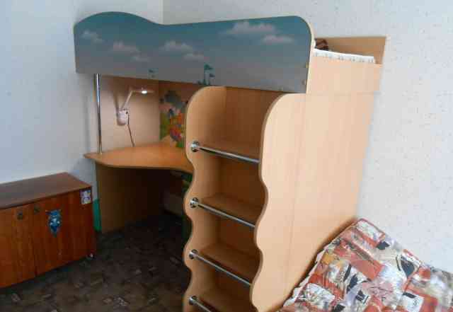 Двуярусная кровать с столом и шкафом