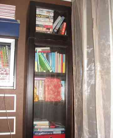 Книжный шкаф+ доп. полка наверху+ стекл. двери ике
