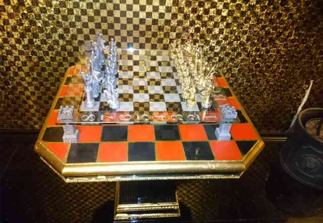 Дизайнерский шахматный стол со стеклянной доской