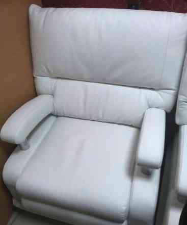 Кресло диванное новое, белая кожа