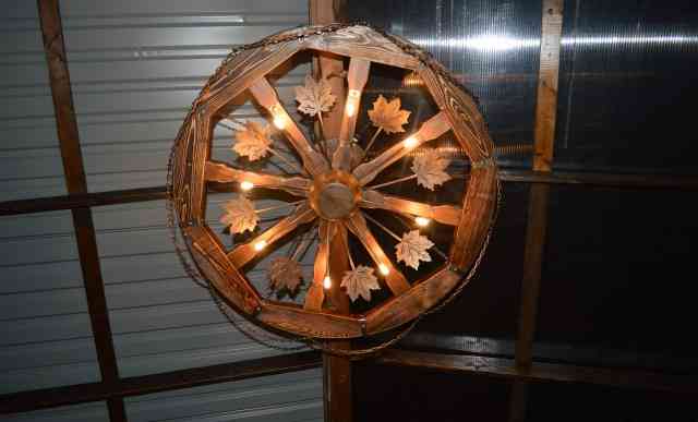Люстра-колесо из натурального дерева