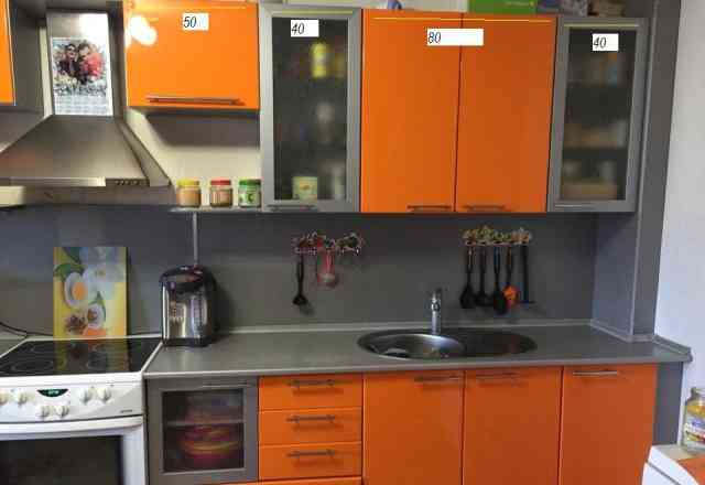 Кухонный гарнитур оранжевого цвета