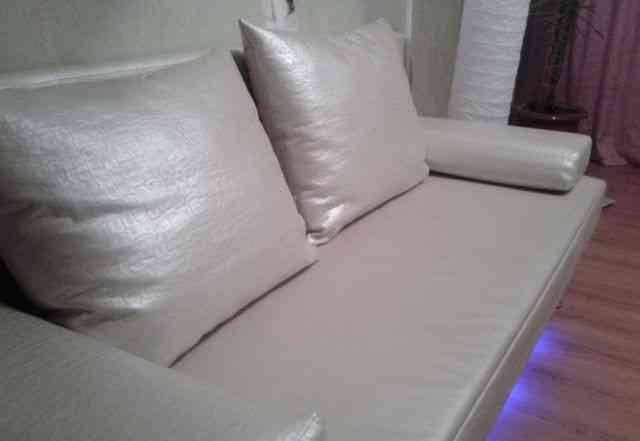 Стильный белый кожаный диван с подсветкой