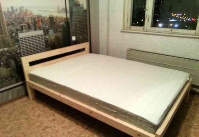 Новая деревянная кровать с новым матрасом