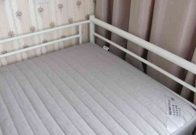 Кровать металлическая с реечным дном и матрасом