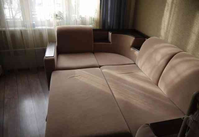 Угловой диван с полками в подлокотнике