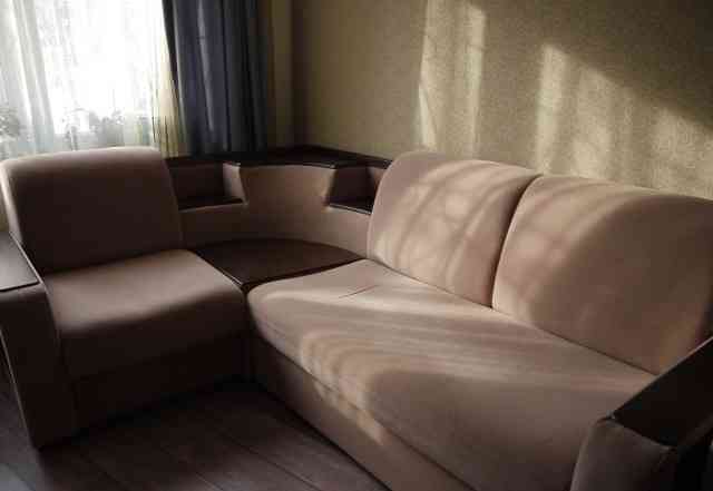 Угловой диван с полками в подлокотнике
