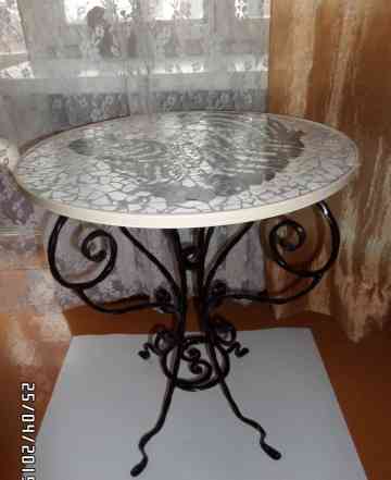 Кованный стол с дизайнерской мозаикой