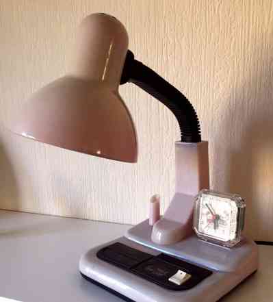 Лампа настольная со встроенными часами