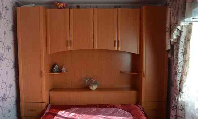 Кровать с прикроватными шкафами