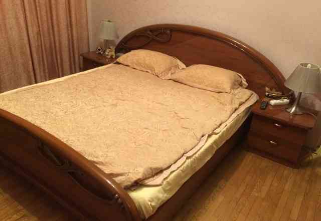 Двуспальная кровать с матрасом + 2 тумбы