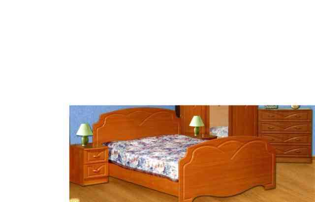 Двухспальная кровать и прикроватные тумбочки