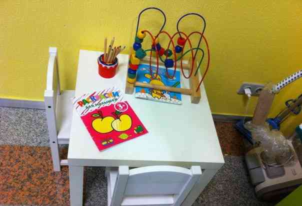  детский столик+ 2 стульчика
