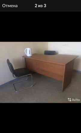 Офисный стол и стулья