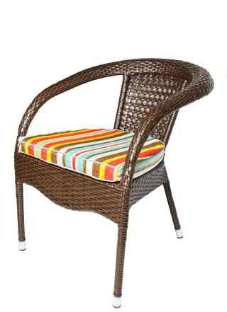 Плетеное кресло с текстильной подушкой