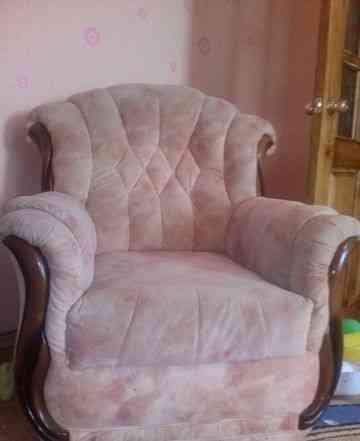 Красивое кресло с практичной обивкой и цветом