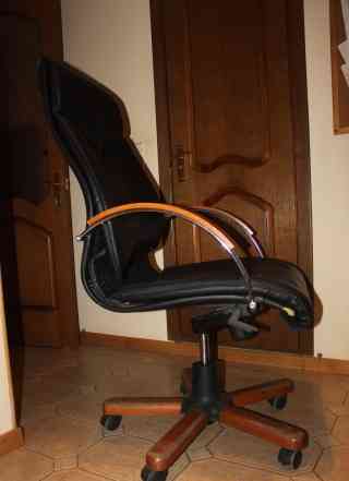 Комфортное кожаное кресло