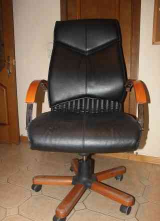 Комфортное кожаное кресло