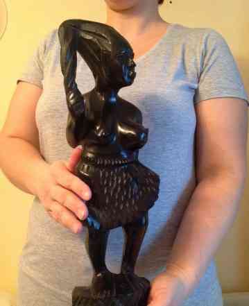Африканская статуэтка. чёрное дерево эбен. женщина