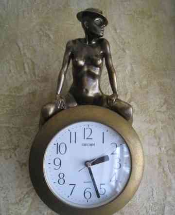 Бронзовая миниатюрная скульптура с часами